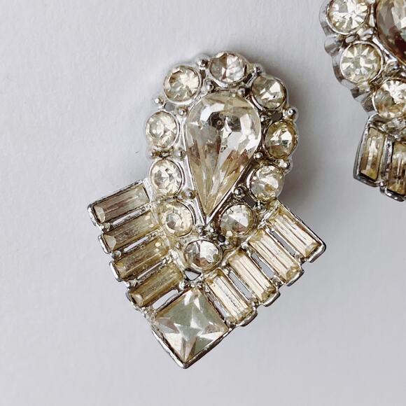 Mid Century Clear Rhinestone Clip On Earrings Unique Fan Shape Clear Glass 1950s - Picture 5 of 8